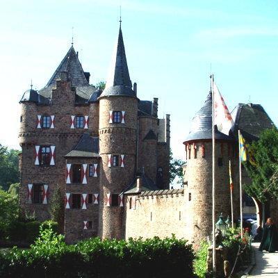 Die imposante Burg Satzvey bei Mechernich in der Eifel.