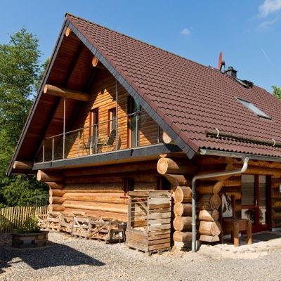 Ferienhaus Biber ist ein Blockhaus im nordamerikansichen Stil und wurde aus großen Baumstämmen gebaut.