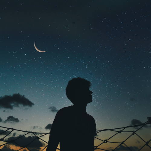 Die dunkle Silhouette einer Person vor einem Sternenhimmel mit Mondsichel.