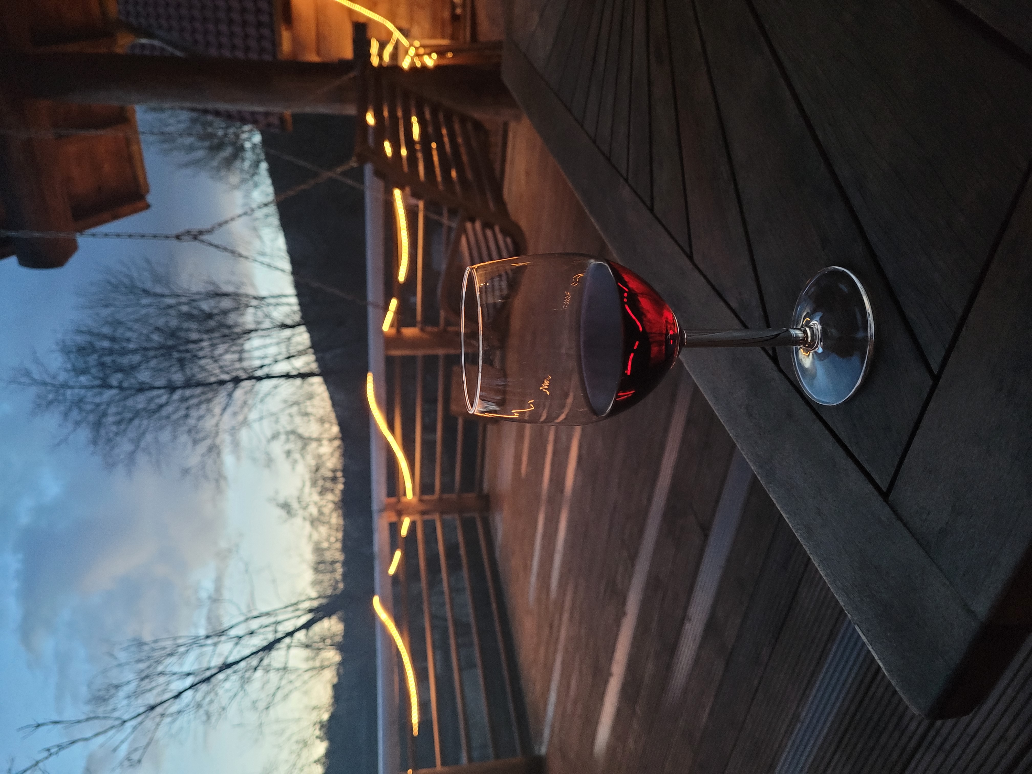 Ein Glas Wein auf der Terrasse mit Blick in den Nationalpark.
