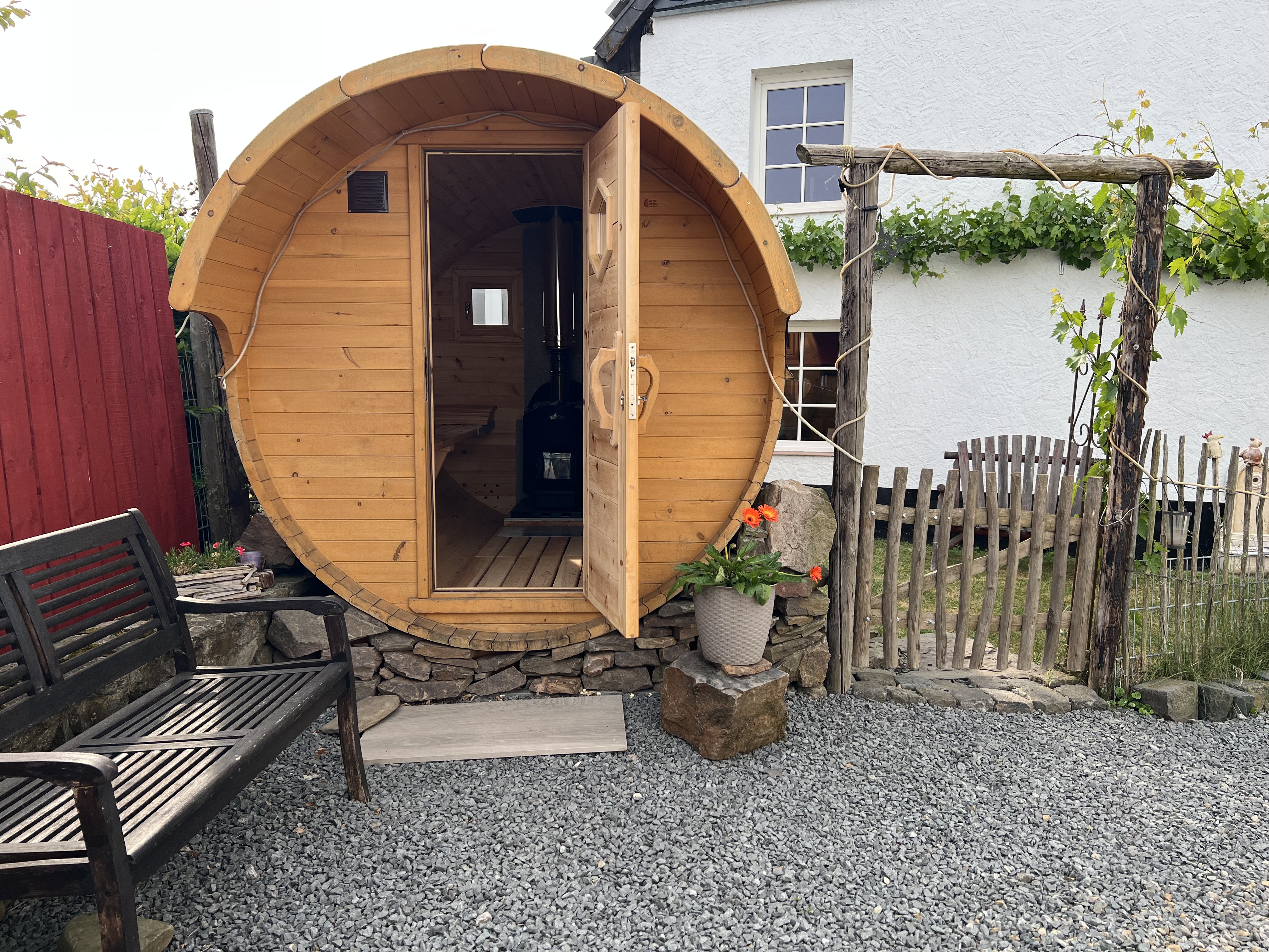 Saunafass neben dem Wintergarten