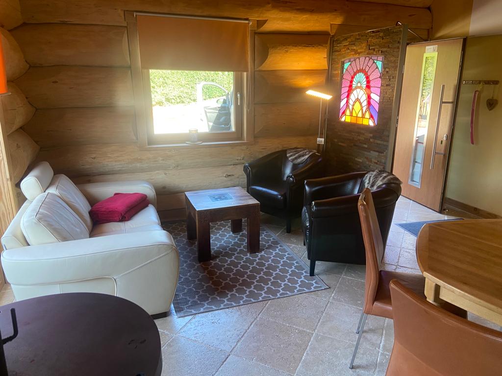 offenes Wohnzimmer, mit barrierefreihem Eingang