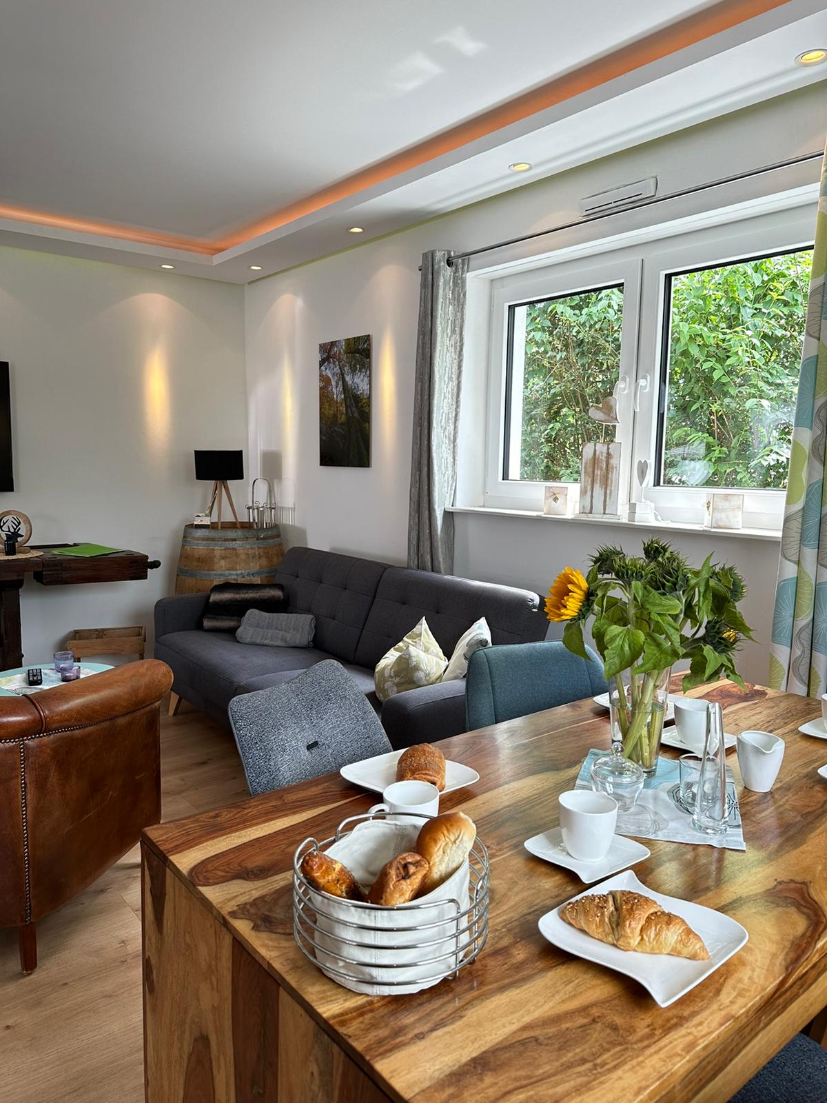 Stilvoll eingerichtetes Wohnzimmer mit offener Küche