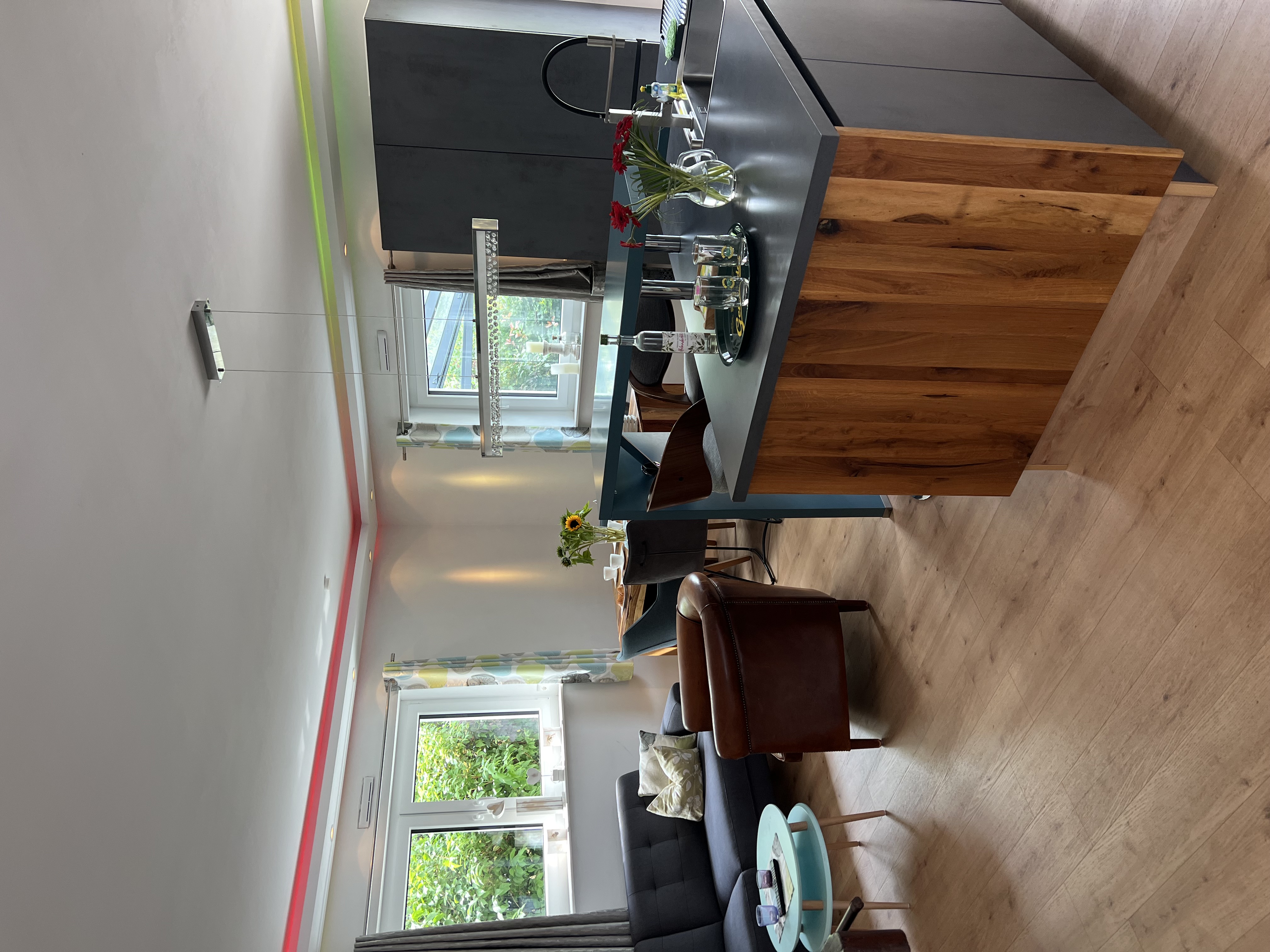 Modern eingerichtete Küche mit Ausgang zur Terrasse.