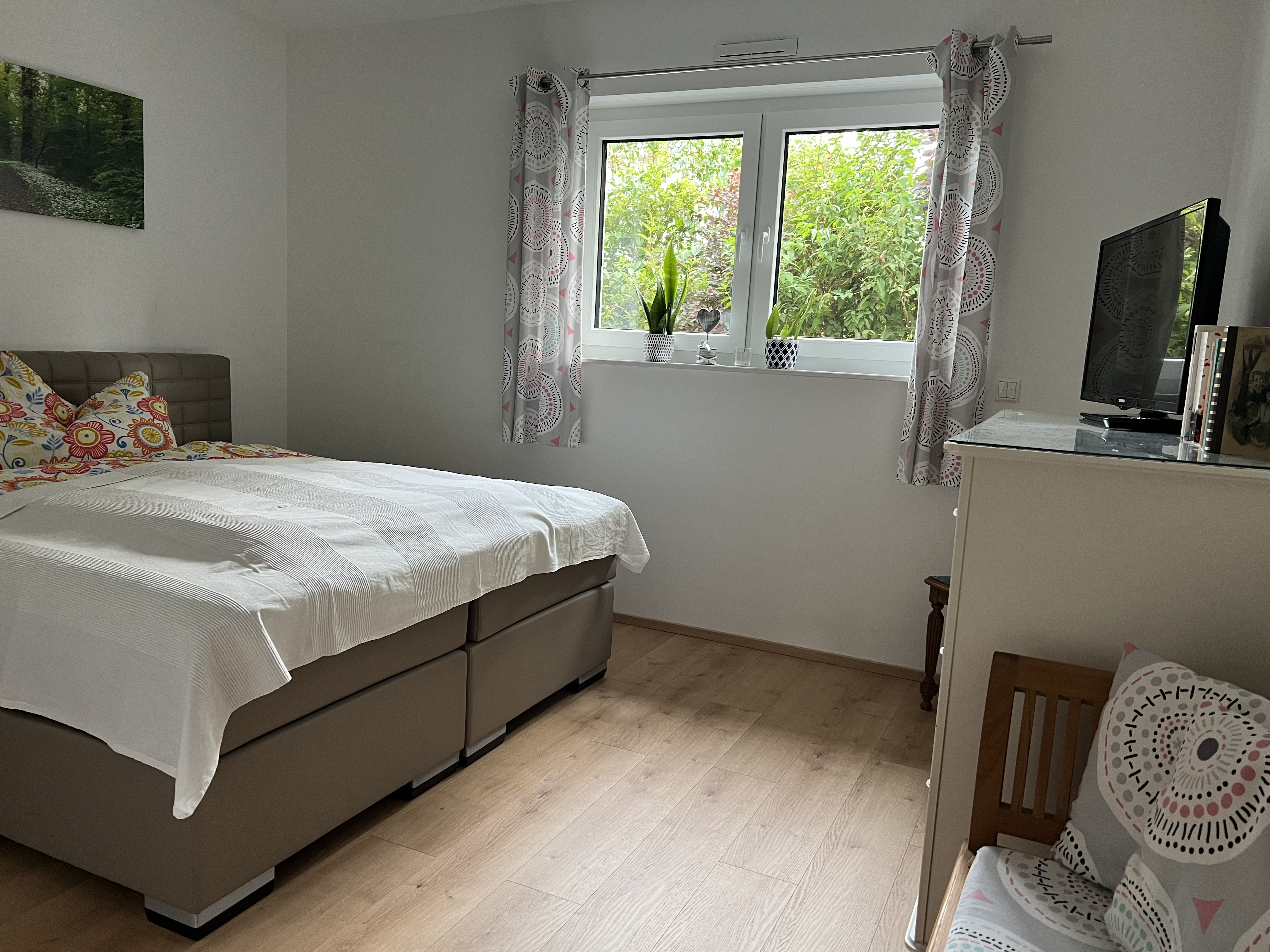 Großes Schlafzimmer mit Boxspringbett.