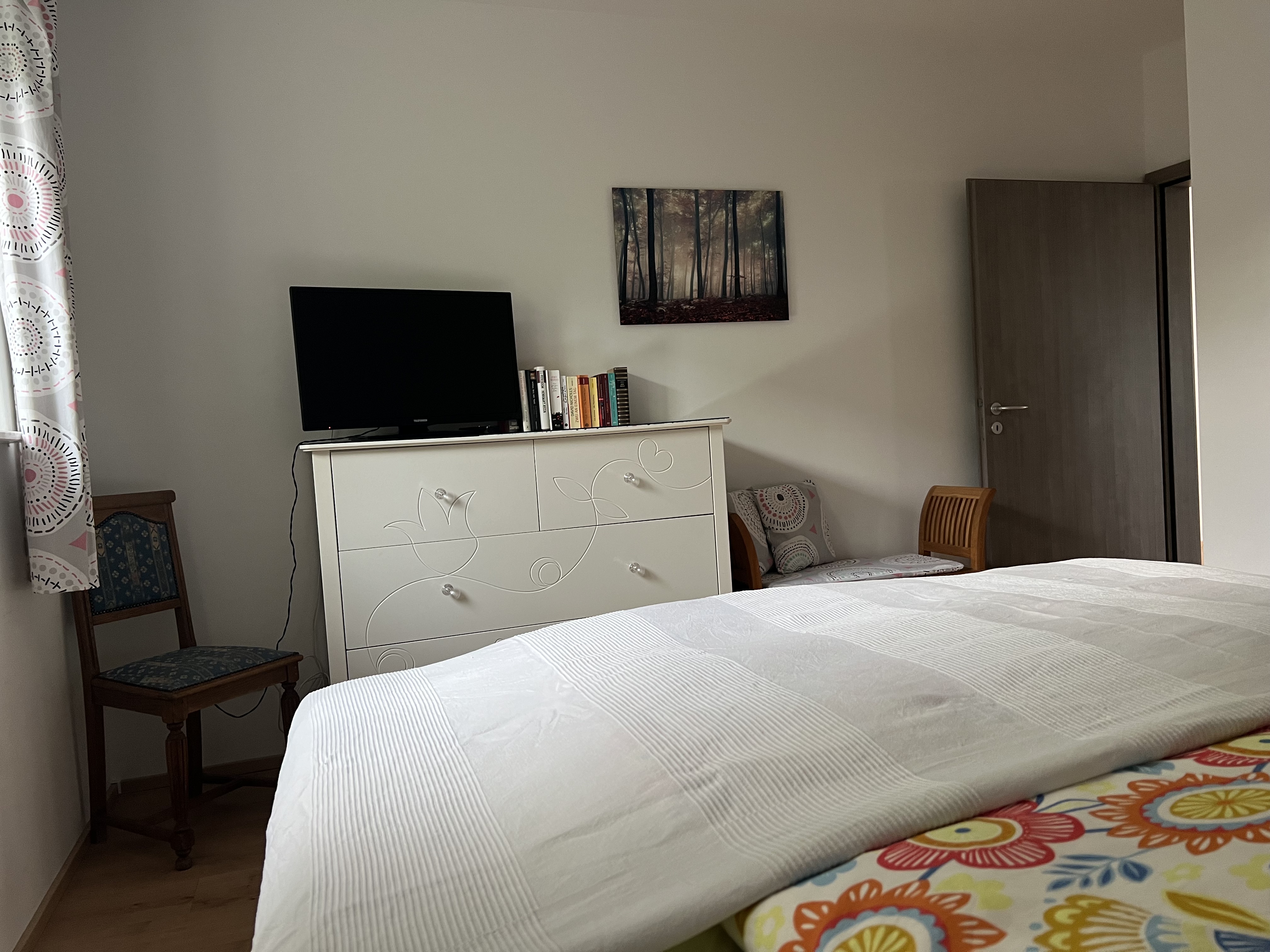 Schlafzimmer mit zweitem TV.