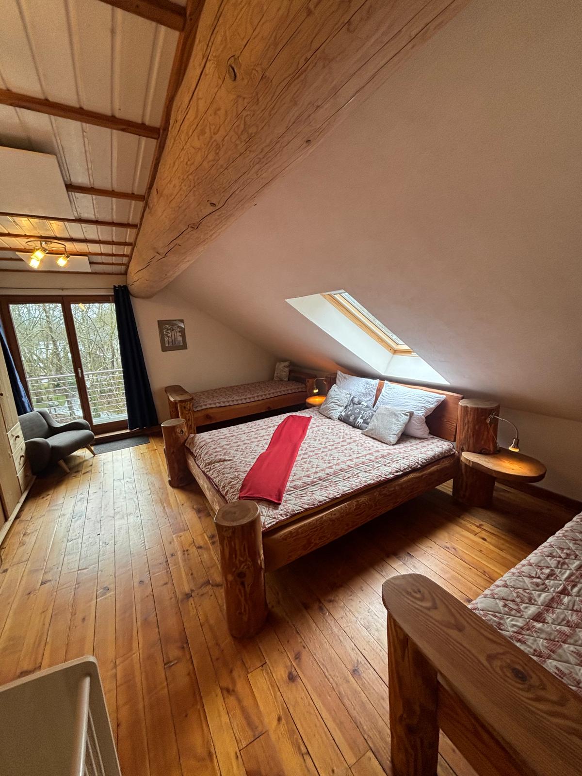 Großes Schlafzimmer aus Holzstämmen