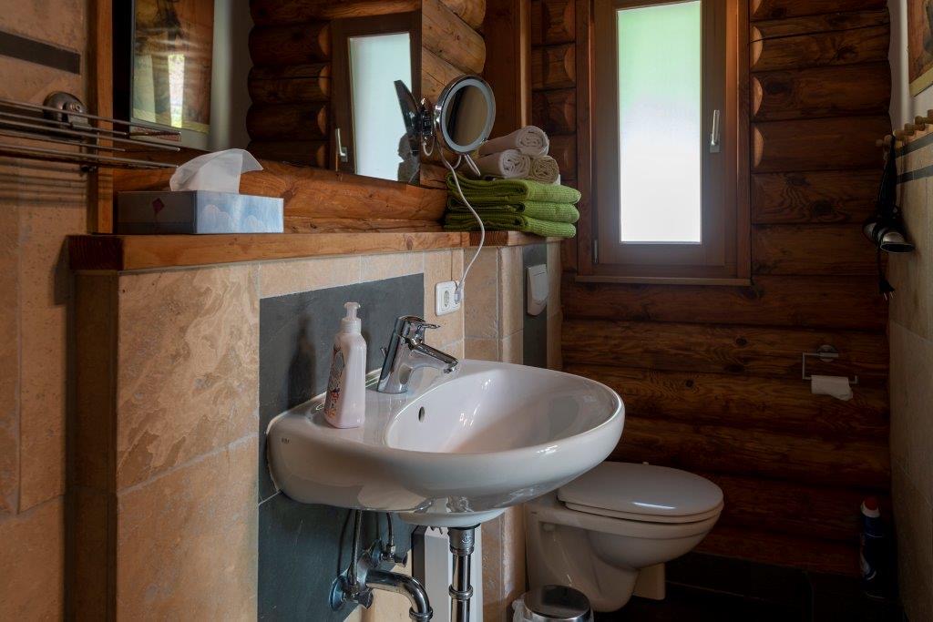 Schönes Bad im unteren Bereich.