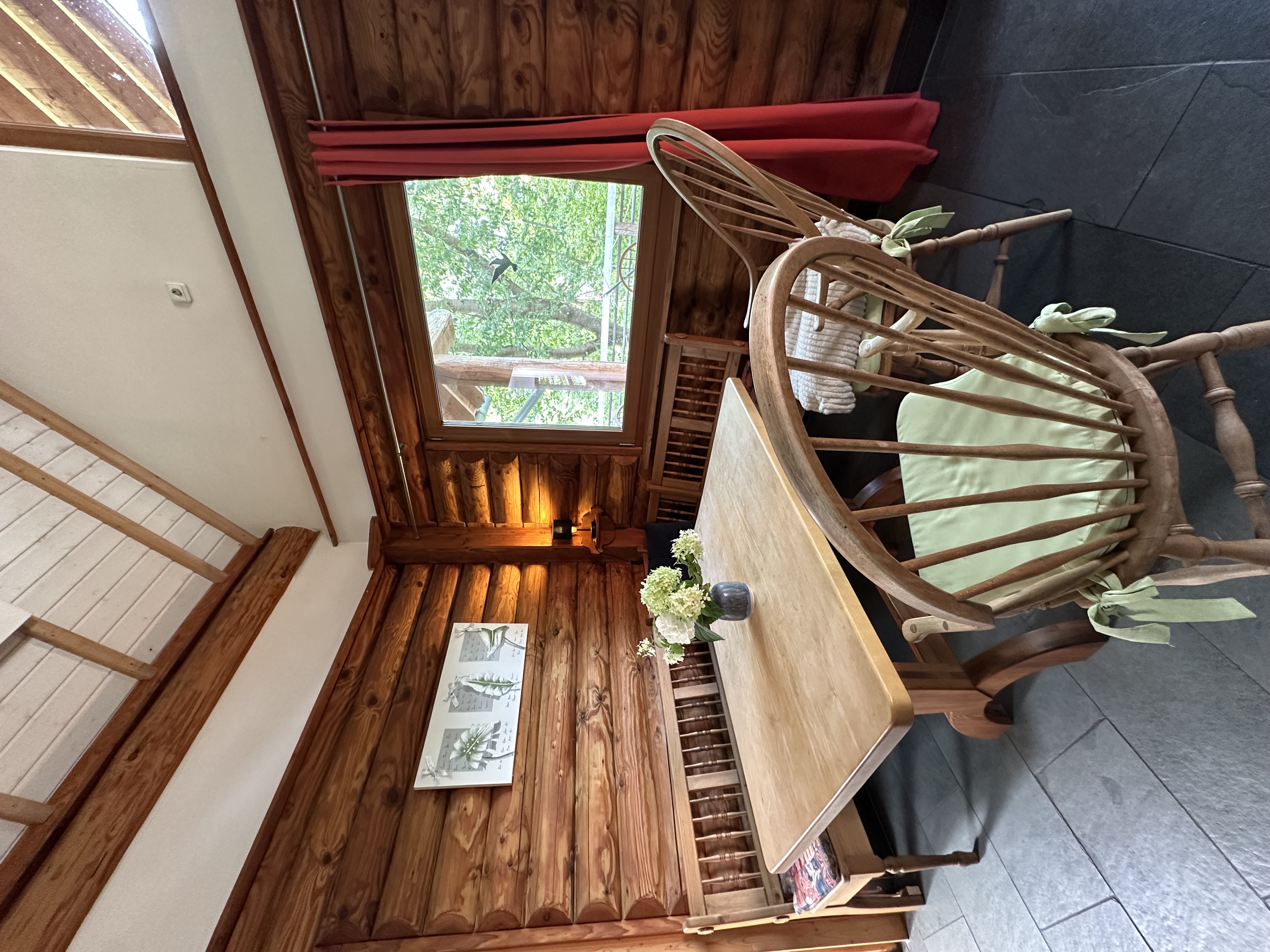 Gemütliche Essecke mit Blick in die Bäume.