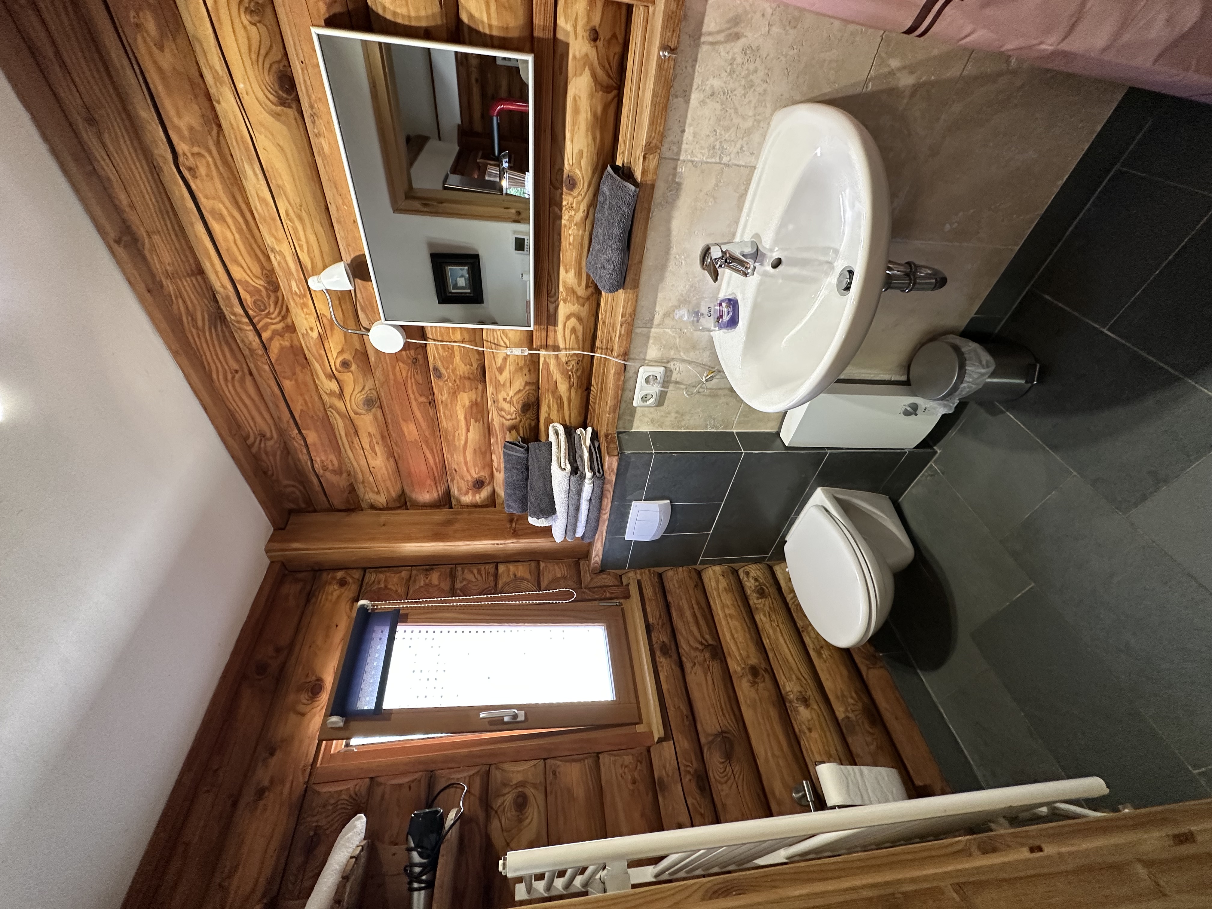 Unteres Bad mit WC und Dusche.