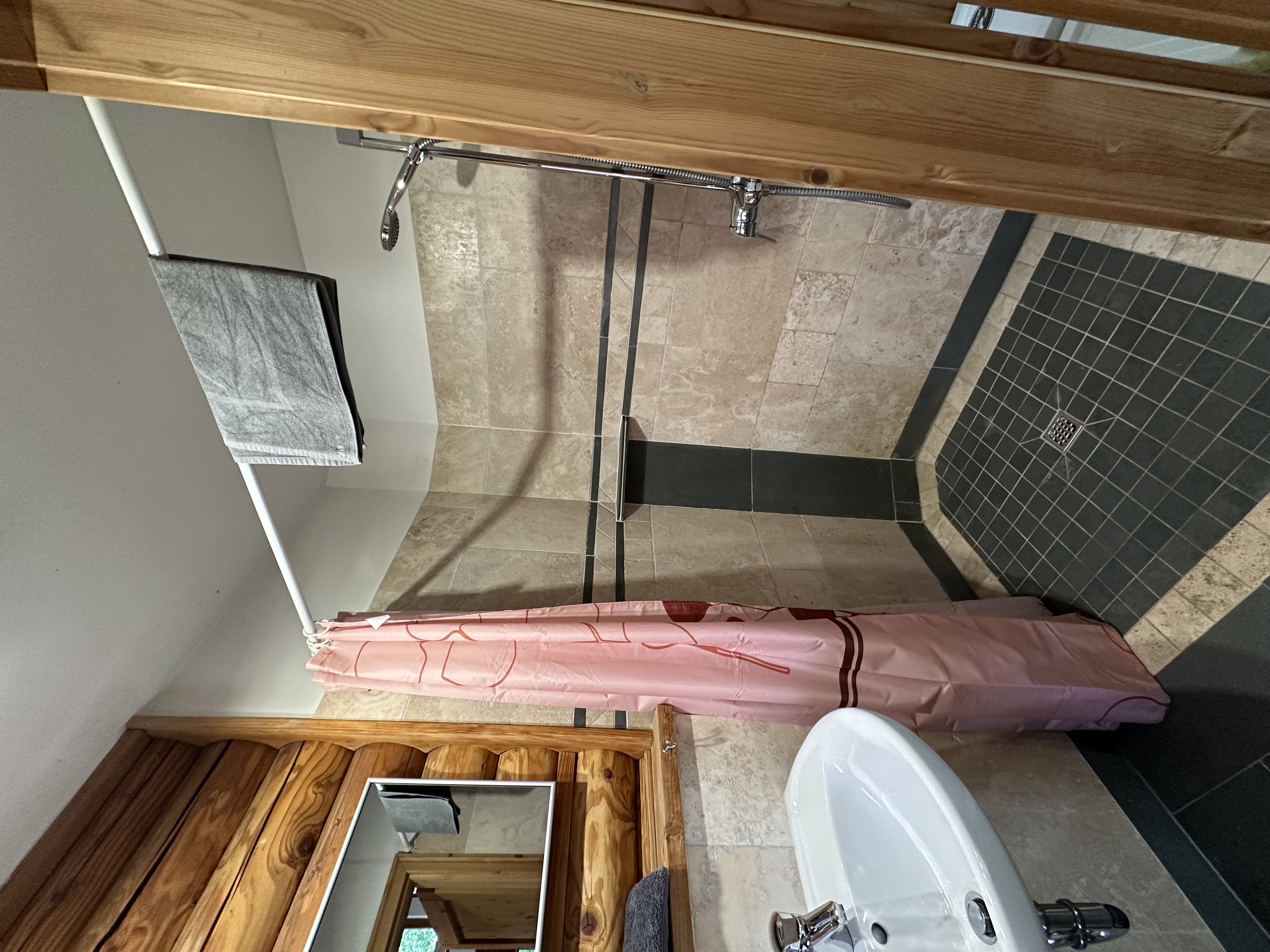 Unteres Bad mit ebener Dusche