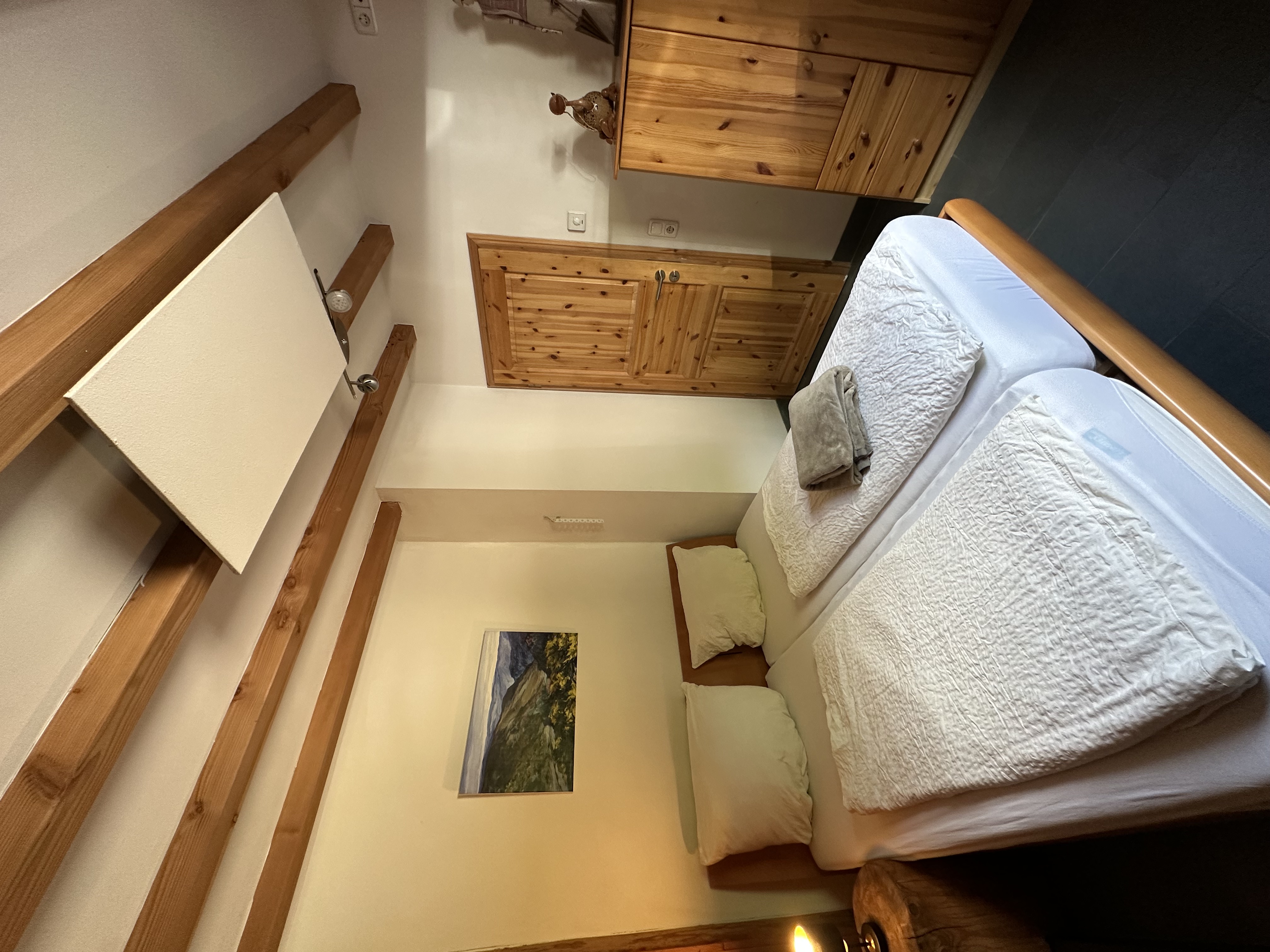 Schönes, gemütliches Schlafzimmer im Erdgeschoss.