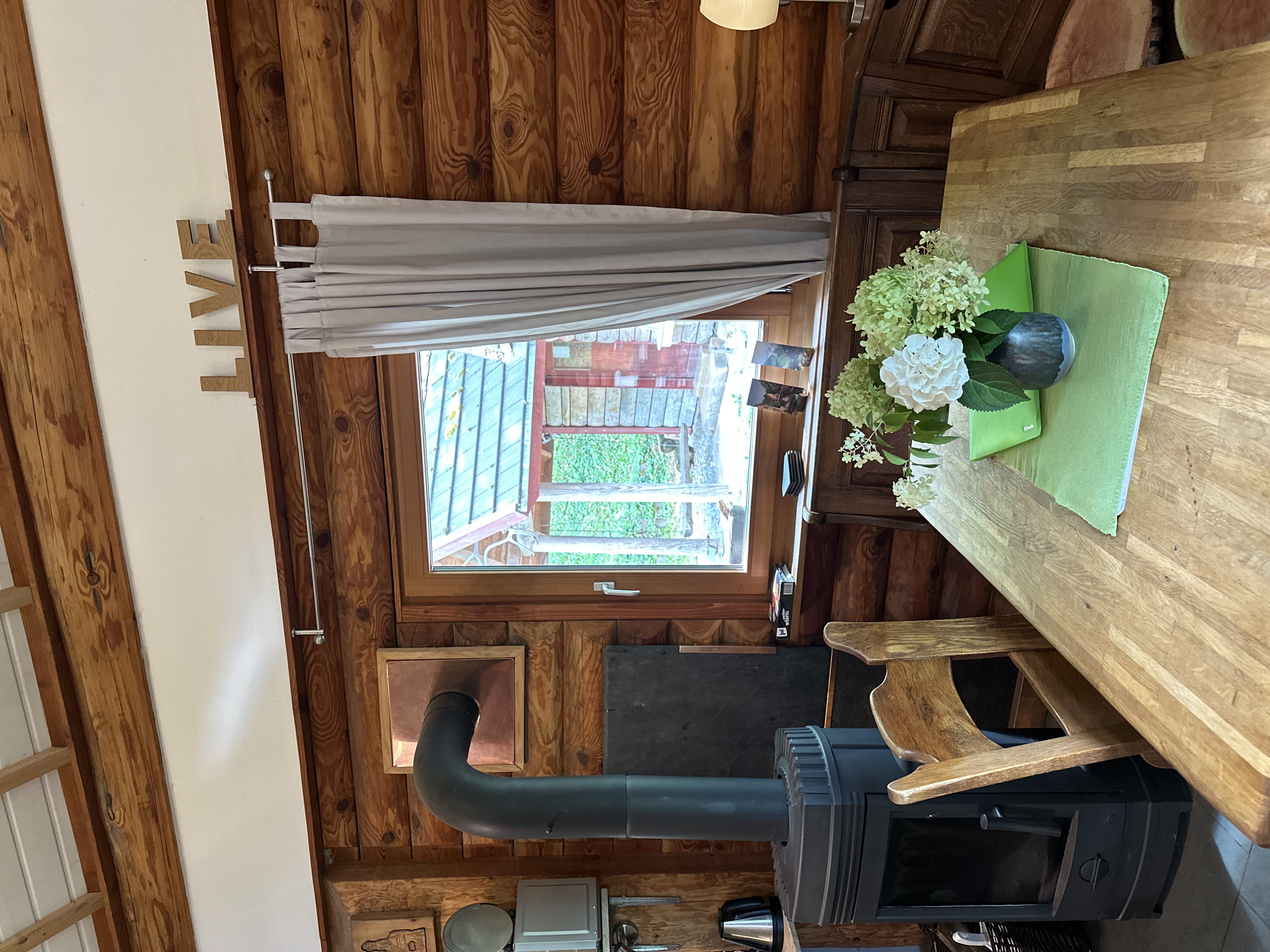 Schöne Essecke am KaminSchöne Essecke am Kamin, mit Blick ins Grüne. mit Blick ins Grüne.