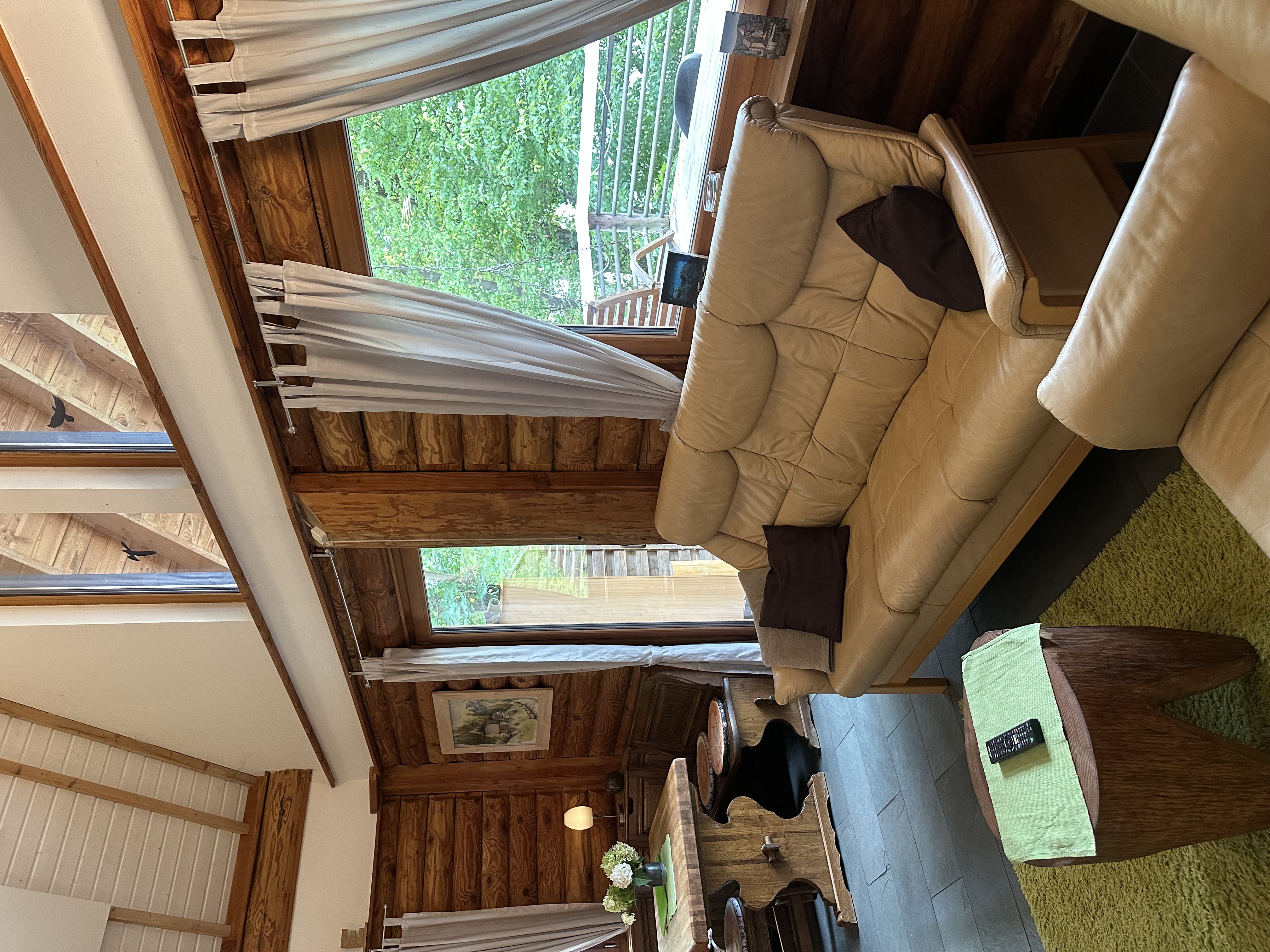 Großer Wohn-Essbereich mit Zugang zur Terrasse.