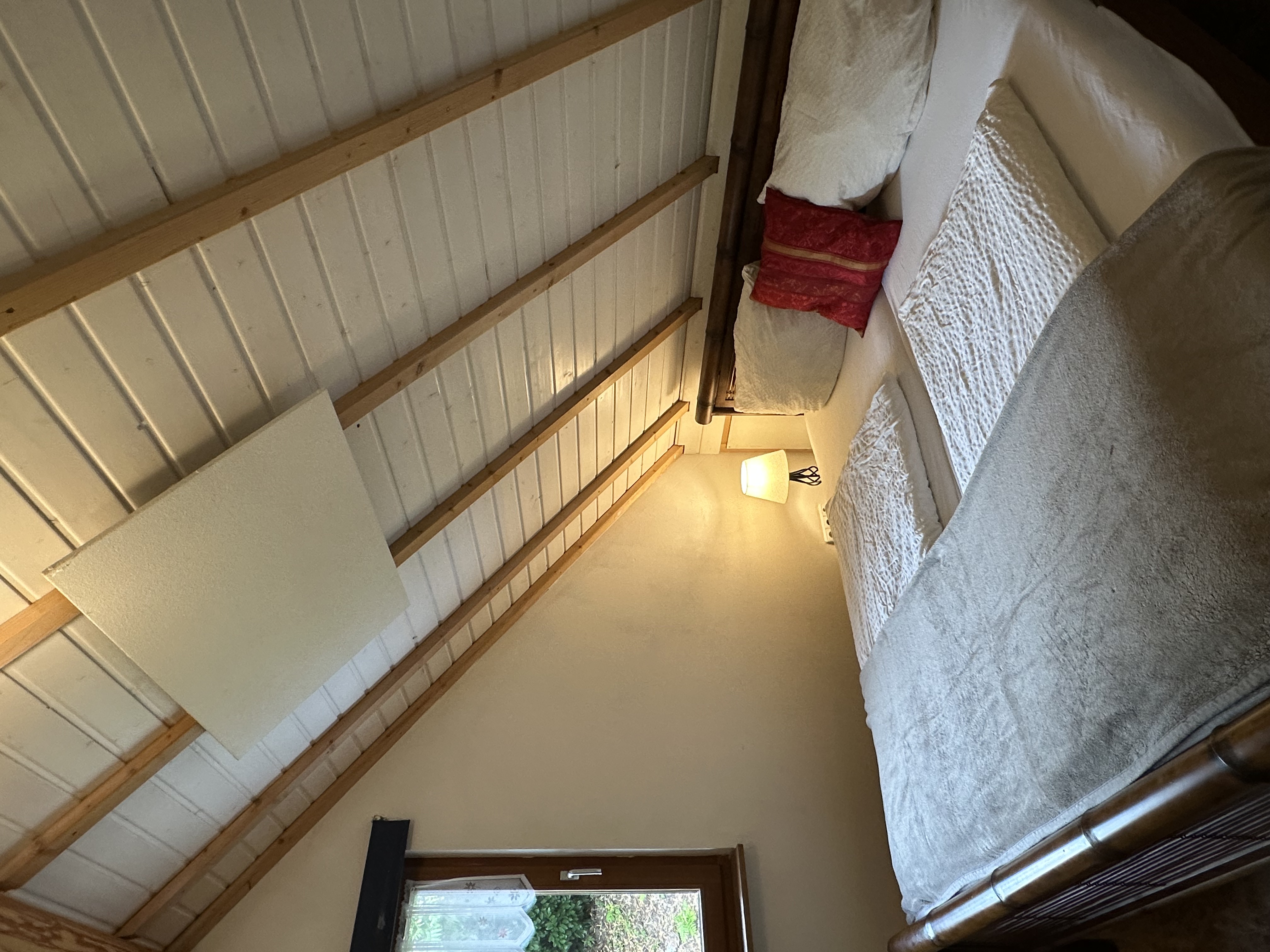 Großes Schlafzimmer mit Blick auf die Terrasse.