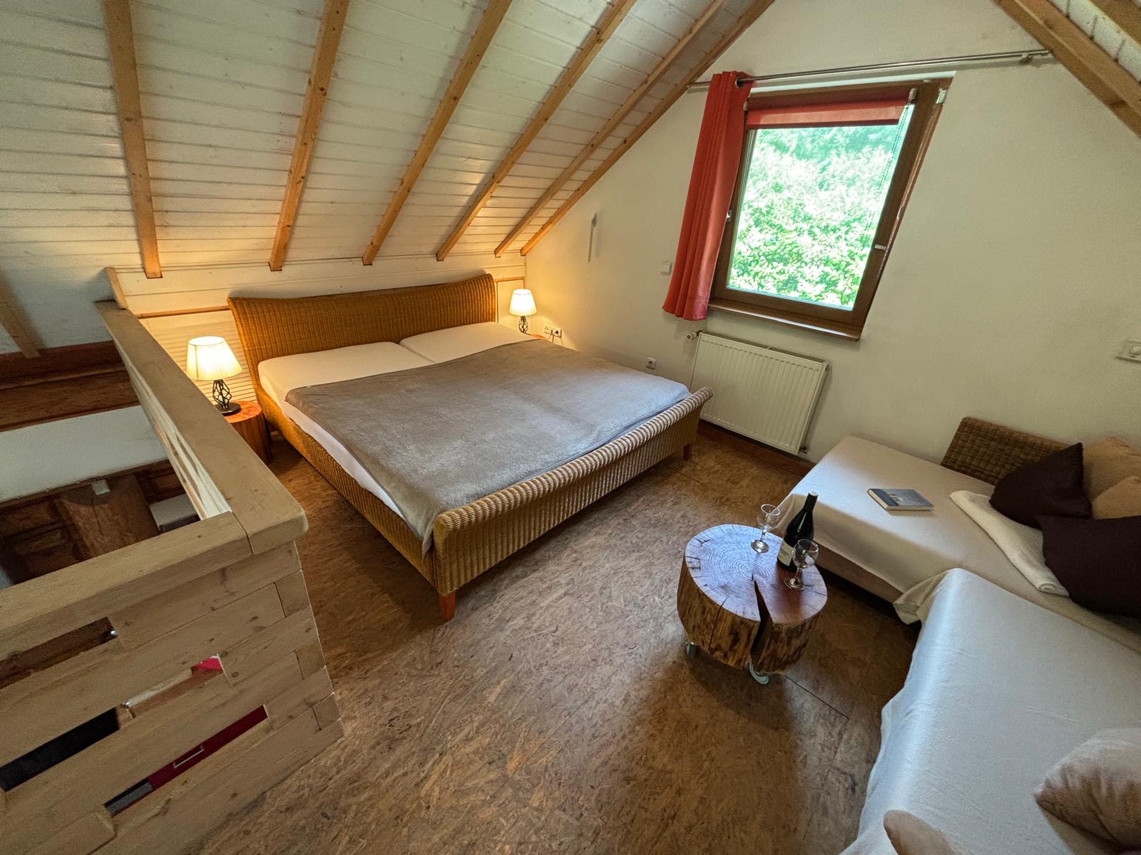 Schlafzimmer mit zweitem TV.