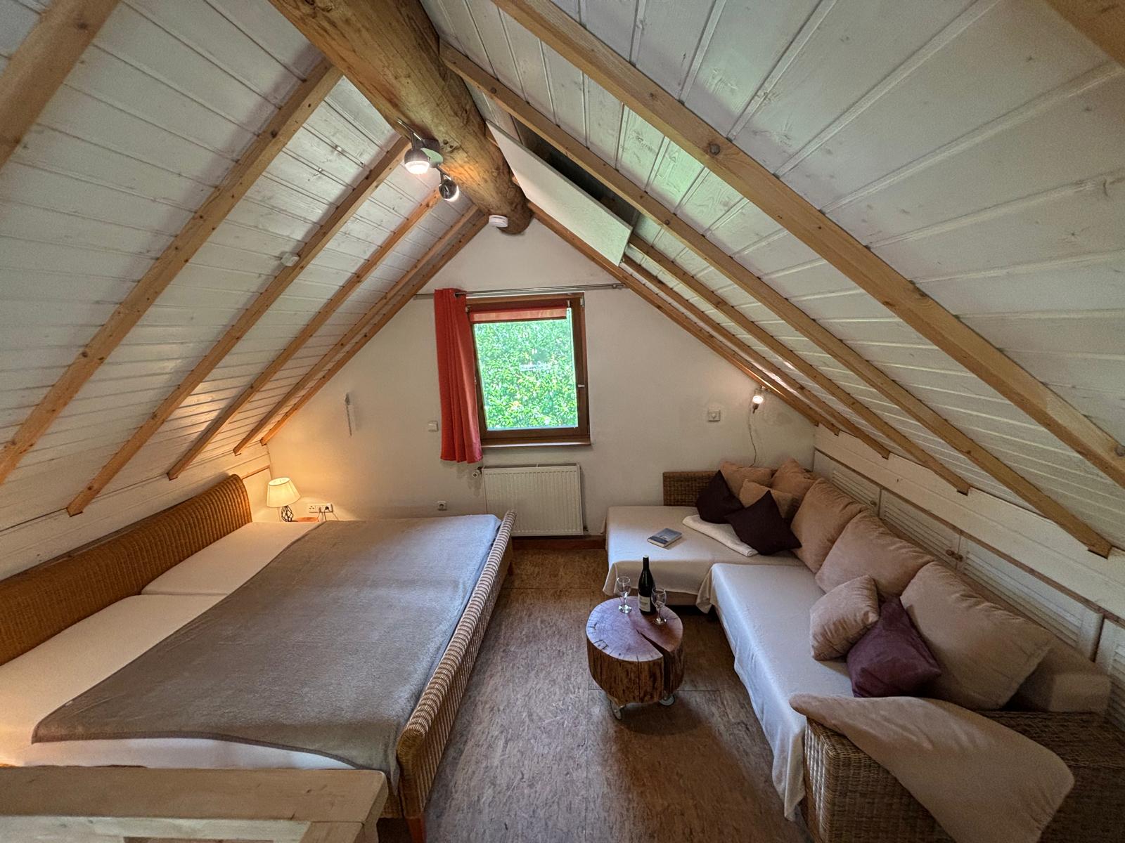 Oberes Schlafzimmer mit Couch und TV.