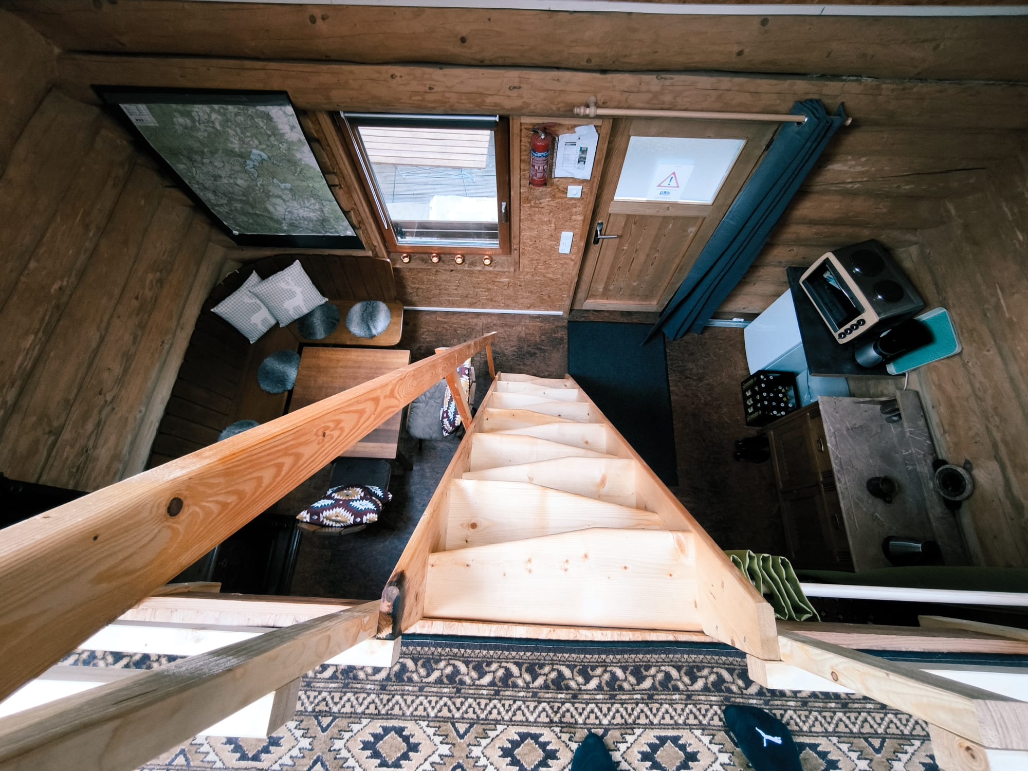 Blick von der Empore auf die Haustür unserer Trekkinghütte.