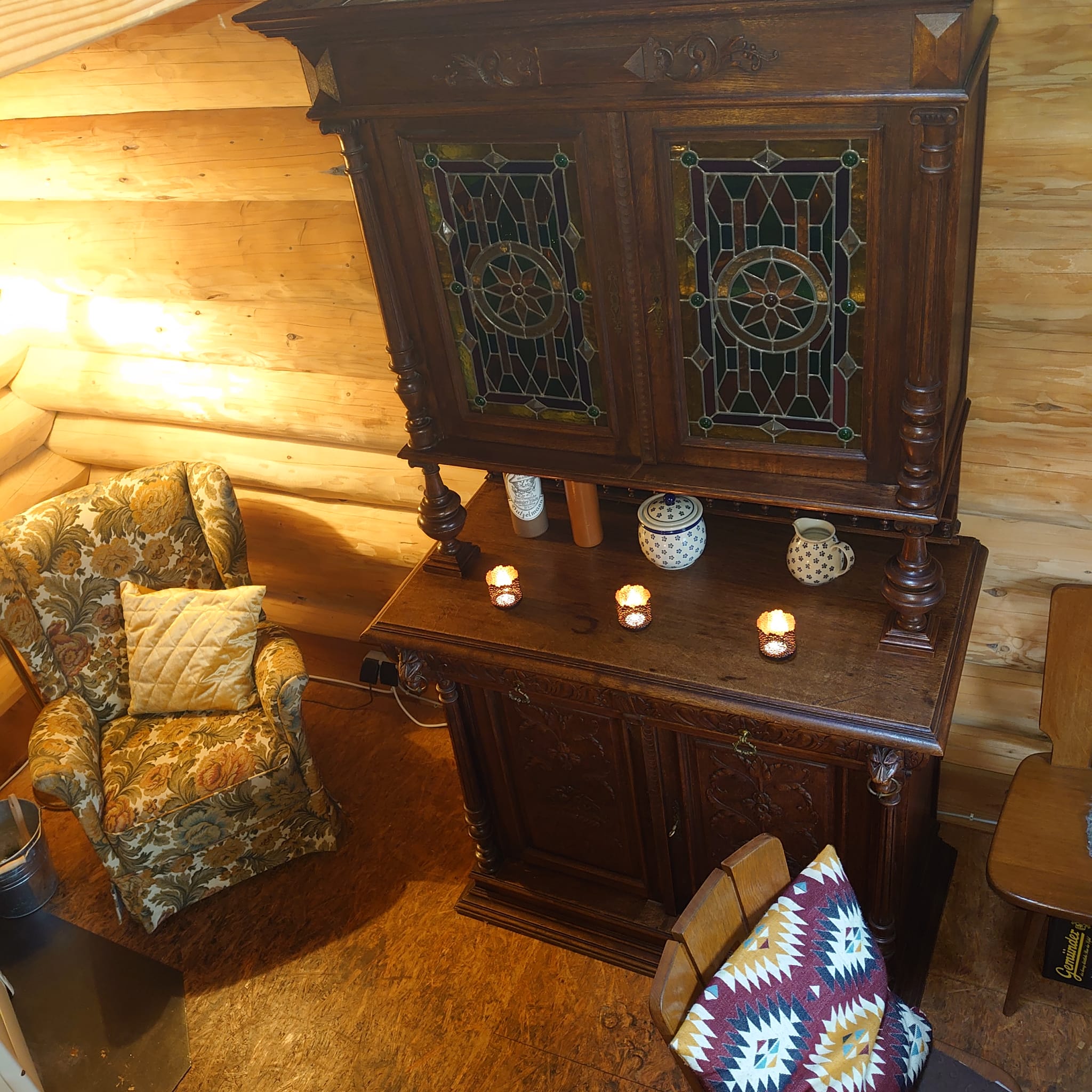 Wunderschöner, antiker Schrank in der Trekkinghütte in Gemünd.