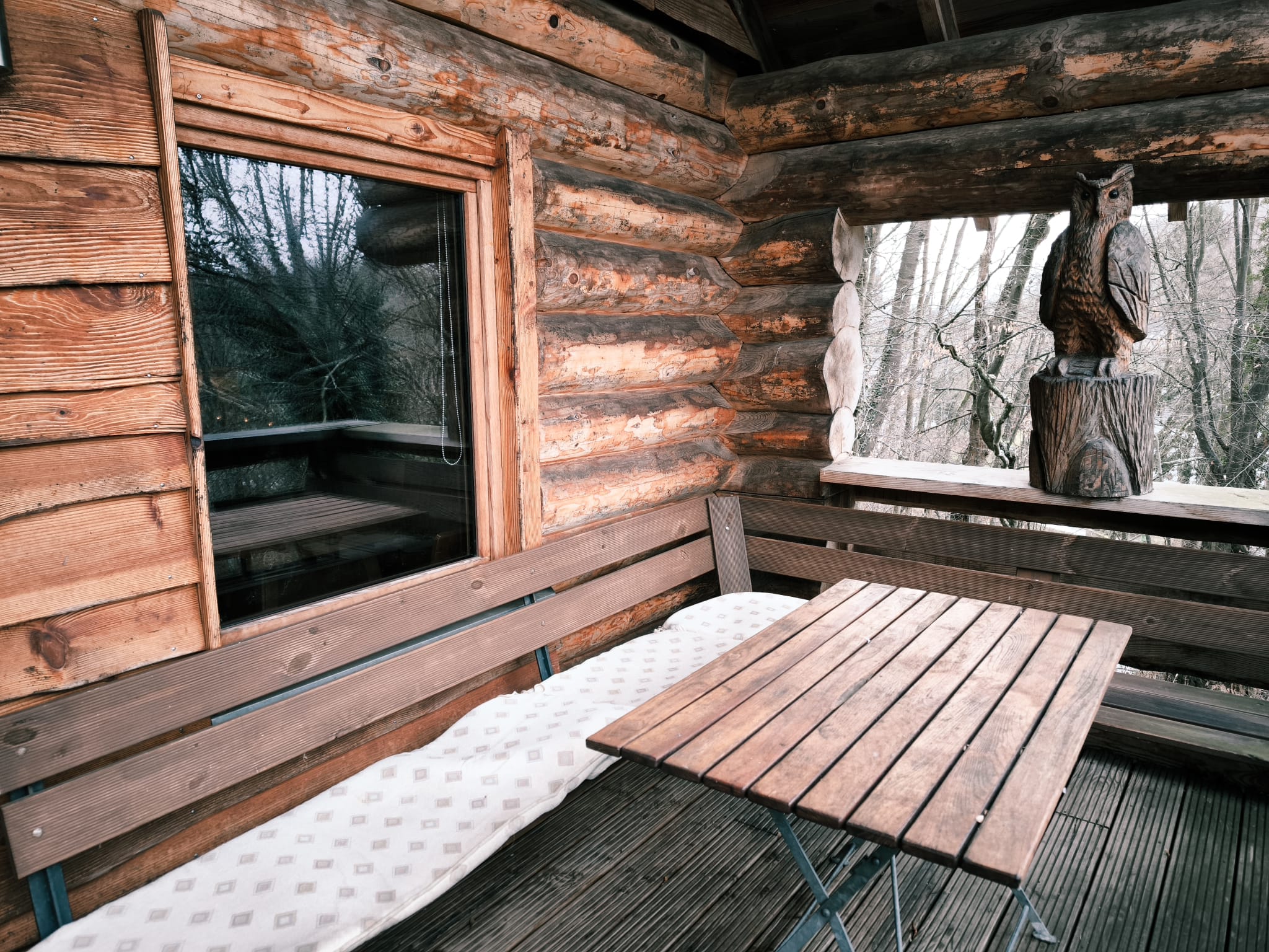 Gemütliche, überdachte Veranda, mit Blick in den Nationalpark Eifel