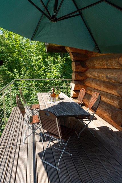 Schöne hängende Terrasse direkt am Haus